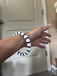 Black And White Bangle Lucite Acrylic Bracelet Statement Chunky Bold Big Women’s - Picture 1 of 2