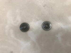 Lot 159-4, 1985 Honda ATC 70, Two Valve Spring Retainers - Bild 1 von 3