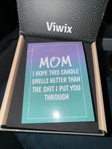 VELA VIWIX METAL LATA PÚRPURA Y VERDE AZULADO MAMÁ ESPERO QUE ESTA VELA HUELA MEJOR - Imagen 1 de 2