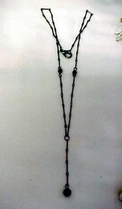 Delicado collar de cuentas de vidrio lavalier de cadena de metal negro estilo Victoria vintage. - Imagen 1 de 3
