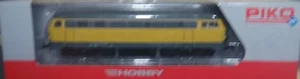 Piko 57902-2 (scala H0) locomotiva diesel costruzione ferroviaria + IMBALLO ORIGINALE inutilizzato - Foto 1 di 3