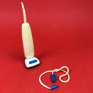 Aspiradora vintage tamaño muñeca Pedigree Sindy muebles para casa década de 1970 - Imagen 1 de 4