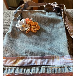 Denim Umhängetasche Upcycling Blumen Akzent Reißverschluss Schultertasche Handtasche - Bild 1 von 4