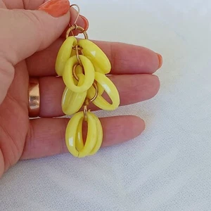 "Pendientes colgantes de plástico duro amarillo resaltador Mod de colección de 2,75" - Imagen 1 de 5