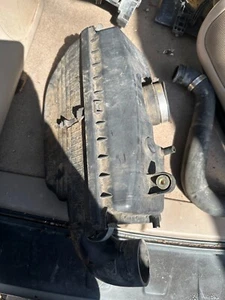 00-01 SUBARU LEGACY & OUTBACK 2.5 OEM AIR INTAKE CLEANER FILTER BOX ASSEMBLY - Picture 1 of 2