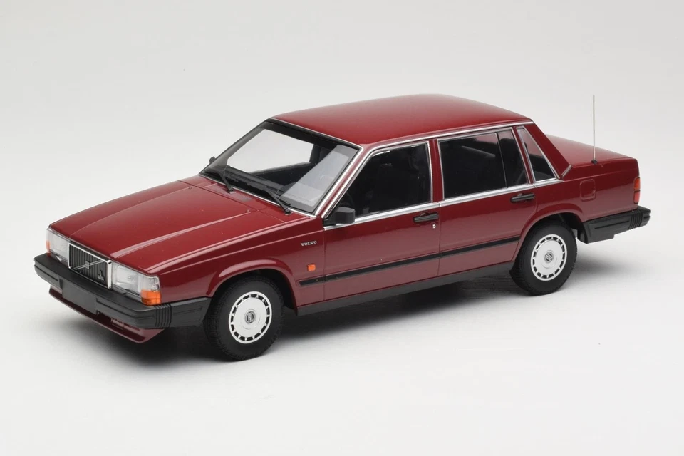 155171704 Volvo 740 GL Red Minichamps 1/18 - Immagine 1 di 4