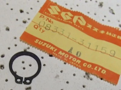 SUZUKI NOS OEM • CLIP DE TRANSMISIÓN • GN125 DR125 DRZ125 DRZ125L • 08331-31156 Foto 1 de 3