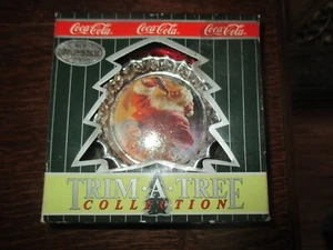 NUEVO EN PAQUETE NAVIDAD Vintage COCA-COLA SANTA TAPA BOTELLA ADORNO ÁRBOL - AÑOS 90 - Imagen 1 de 4