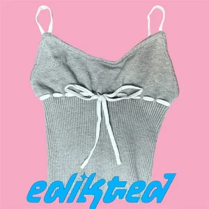 Mini pajarita corta tejida gris Emily Edikted Y2K acanalada elástica camiseta sin mangas pequeña - Imagen 1 de 8