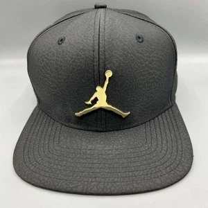 Air Jordan Mütze Herren schwarz Zement Elefant Gold Metall Jumpman Druckknopflasche Kappe - Bild 1 von 8