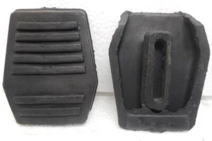 Coppia gommini copripedali freno e frizione per Ford Fiesta MK1 Escort 1526242 - Picture 1 of 2