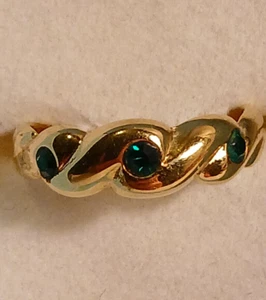 Vintage 1980 signierter Avon Ring 3 grüne Strasssteine gewellt goldfarben Größe 5 - Bild 1 von 5