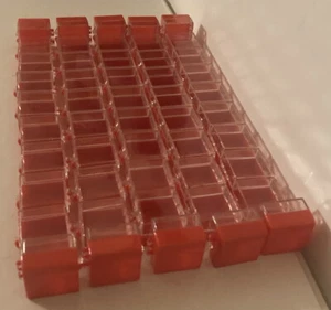 50 piccoli contenitori in plastica rossa e trasparente 3/4"" x 1"" per display/conservazione - Foto 1 di 7