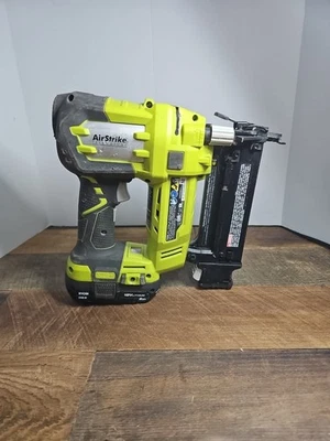 Pistola de clavos Ryobi P320VN 18V 18GA con batería 2ah Foto 1 de 4