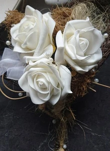 Geschenkidee : Wunderschöner Dekostrauß in Herzform mit weißen Rosen - Bild 1 von 5