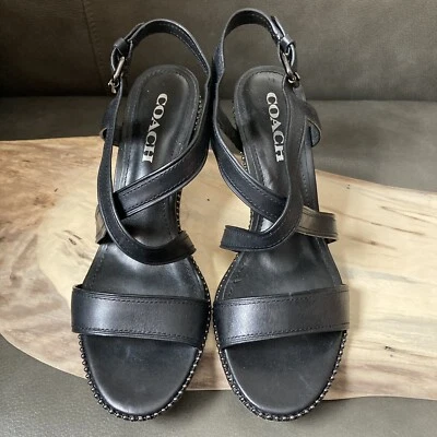 Sandalias de Tacón COACH Talla 8B Cuero Negro Tirantes Tachuelas Dije Logo WENDI USADAS EN EXCELENTE ESTADO Foto 1 de 4