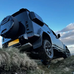 Cubierta de rueda trasera negra brillante HAWKE ELITE para DEFENDER 130 L663 MY20 - Imagen 1 de 4