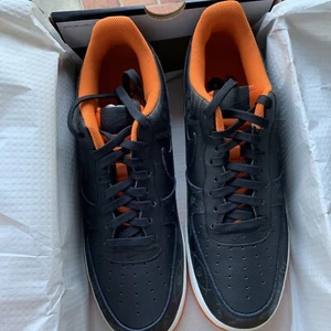 NIKE AIR FORCE 1 '07 PREMIUM HALLOWEEN BLACK Orange DC8891-001 Sz 12.5 Glow Dark - Picture 1 of 4