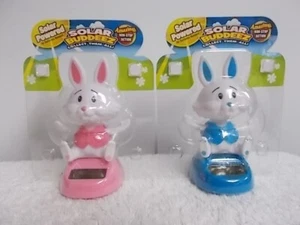 2 Conejos Bailando Buddeez Solar Conejos Azul Hombre y Rosa Mujer Decoración de Pascua Nuevo - Imagen 1 de 2