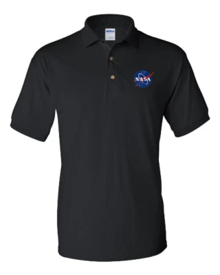 Polo bordado negro con logotipo de albóndiga de la NASA - hasta 3X Foto 1 de 2