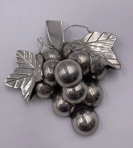 VINTAGE STERLING SILVER MEXICO 925 GRAPE CLUSTER VINE LEAF BROOCH PIN - Picture 1 of 6