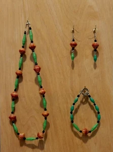 Set 3 pezzi perline di carta - gioielli perline di carta - gioielli riciclati - verde brillante!!!! - Foto 1 di 5
