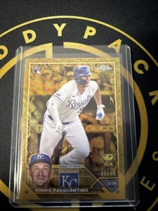 2023 Topps Gilded Collection - Vinnie Pasquantino #10 Gold Wave Etch /75 (RC) - Imagen 1 de 2