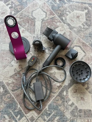 Secador de pelo Dyson Supersonic plancha fucsia con todos los accesorios + soporte de mesa Foto 1 de 4