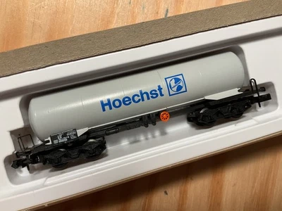 Arnold 4370-32 Deutsche Bundesbahn "Hoechst“- langer Kesselwagen (hellgrau) OVP - Bild 1 von 4