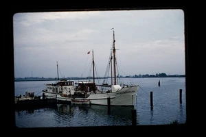 Bordo rosso Kodachrome 35 mm diapositiva nave Pieter Beertruida scena porto - Foto 1 di 1