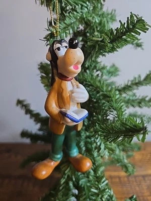 VINTAGE Disney GOOFY CAROLING enfeite de árvore de Natal cerâmica segurando livro cantar - Imagem 1 de 3