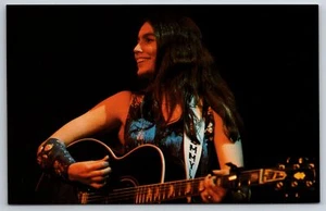 Birmingham Alabama Ureinwohner Country Sänger Songwriter & Aktivist Emmylou Harris - Bild 1 von 2