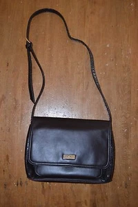 Cartera de vinilo Liz Claiborne marrón oscuro, bolso, tamaño mediano - Imagen 1 de 7