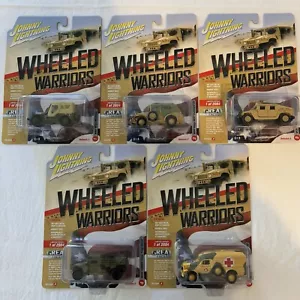 2018 Johnny Lightning WHEELED WARRIORS Set Diecast 1/64 VAR2 HUMMER Willys - Picture 1 of 12