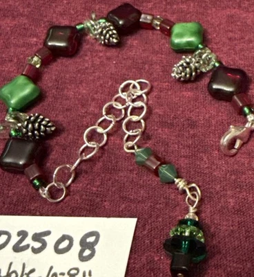 Pulsera de Navidad, 6-8”, vidrio checo rojo/verde, dijes de cono de pino, vidrio checo Foto 1 de 4