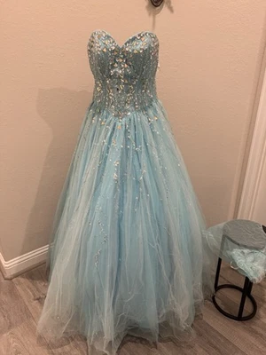 Vestido de quinceañera de tul azul sin tirantes con adornos de lentejuelas Foto 1 de 2