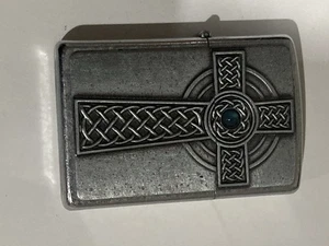 Encendedor Zippo - Diseño Cruz Celta con Centro de Piedra, Acabado Peltre - Imagen 1 de 4