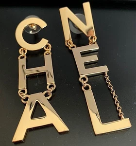 Orecchini Chanel lettere tono oro chiaro - Foto 1 di 7
