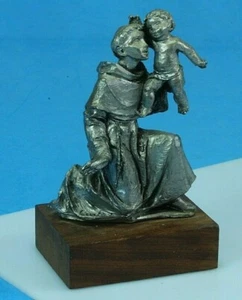 Figura de hombre vestido de peltre con niño sobre base de madera. Por R-R, hecho en Italia. - Imagen 1 de 7