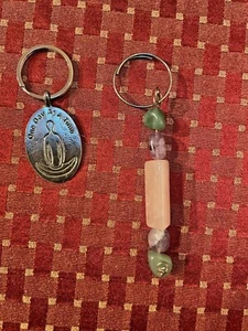 2 Keychain lot . pewter Goddess beautiful. Serenity Prayer. Handmade rose quartz - Imagen 1 de 2