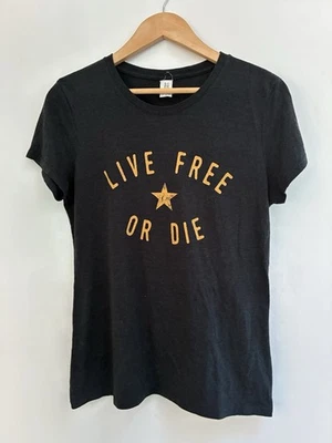 District Made Women's Live free Or Die Polyester Blend Crewneck T-Shirt Black M Foto 1 de 4