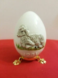 Huevo de cordero anual de porcelana de Pascua Goebel 1981 con base de 3 patas color dorado - Imagen 1 de 5