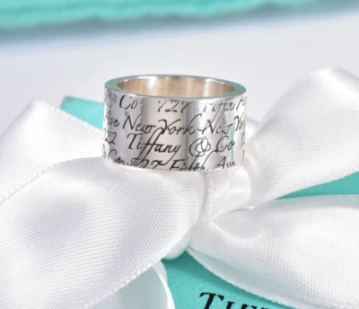 Tamaño 8 Tiffany & Co Plata Dirección Notas Escritura Anillo Ancho en Caja Bolsa Banda 10mm Foto 1 de 4