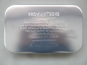 R. Amundsen, Hurtigruten, Metalldose incl. Wollmütze und Wolltrümpfe - Bild 1 von 13