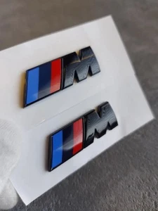 2er Set BMW M Emblem Logo Schwarz Glanz Kotflügel Badge Seite M Paket in 73x27mm - Bild 1 von 2