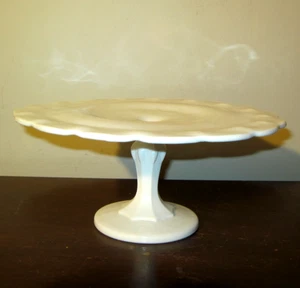 Vintage Indiana weiß Milchglas Standfuß Kuchenständer Platte TRÄNE gewellter Rand - Bild 1 von 3