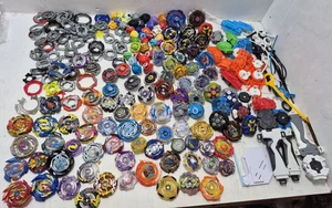 ENORME lotto pezzi Beyblade e Battle Striker scoppio/metallo/cuscino/driver/takara/tomy - Foto 1 di 21