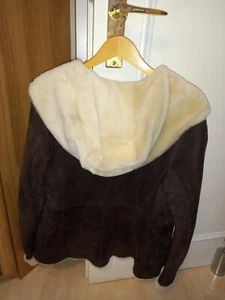 Lammfelljacke wunderschön /Dunkles Braun/weißes Fell in Größe 40 Zustand perfekt - Bild 1 von 11