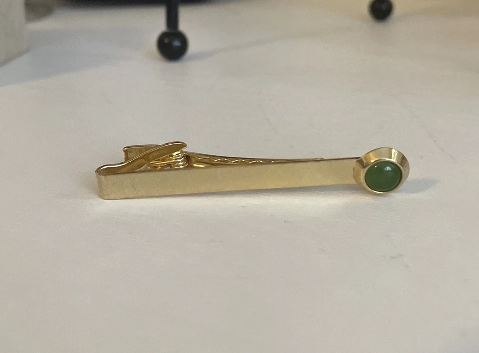 Clip de barra de corbata vintage con acento de jade tono dorado Foto 1 de 4