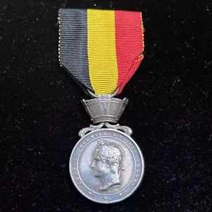 BELGIO. MEDAGLIA AL CORAGGIO, DEVOZIONE & UMANITÀ, TIPO II 1844-1866,26 mm + CORONA. - Foto 1 di 5